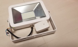 OMNI 30W LED 感應式防水射燈